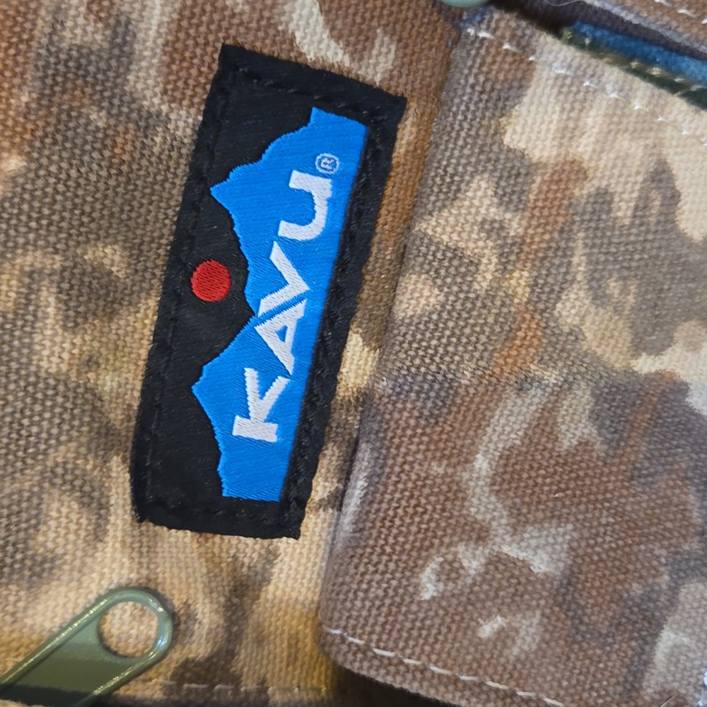 KAVU Cotton/Canvas Camouflage Design Print Multi-Zipper Pocket Rope Sling Bag - Picture 2 of 15